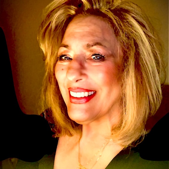 Meet your Posher, Lindsay - Picture 2 of 4